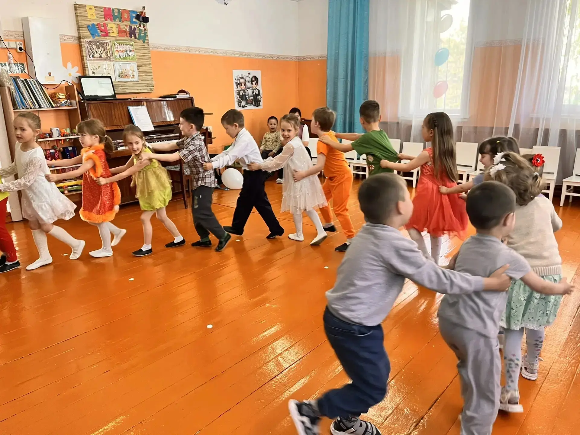 Сегодня поздравляли детей с праздником 🎉 с днем защиты детей 🎊, дети играли 🎳, веселились 😄, отг