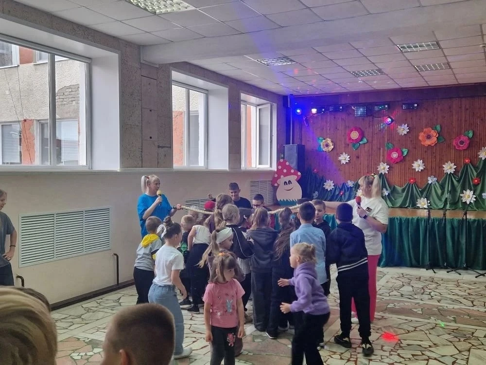«Детство под крышей»: как ребята из школьного лагеря отметили 1 июня

В День защиты детей погода час