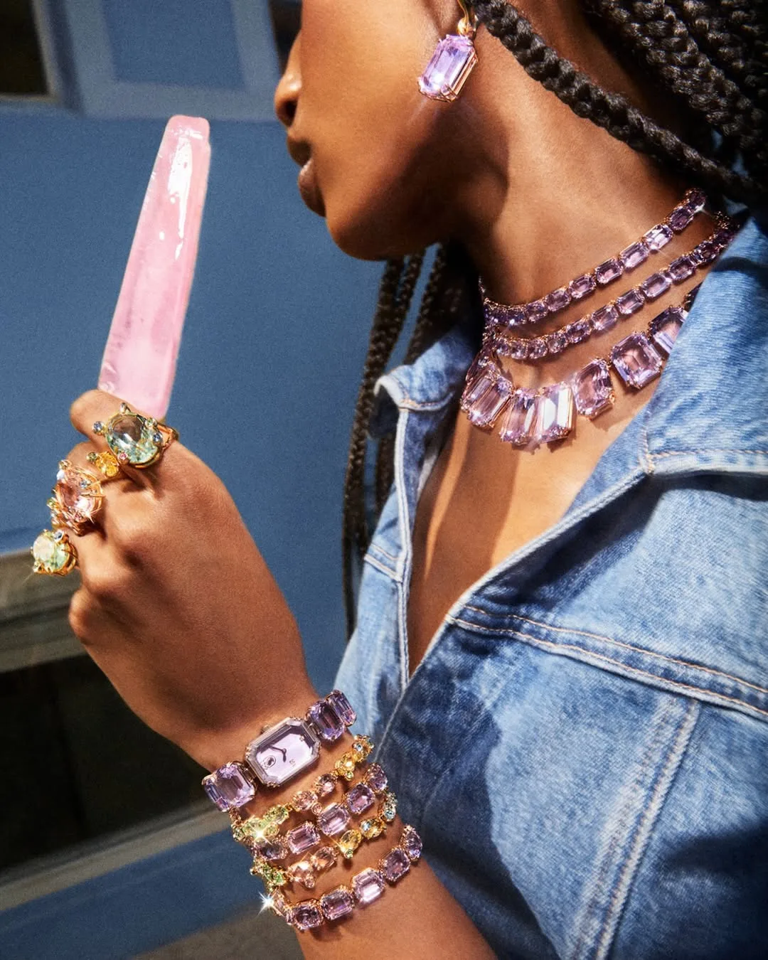 Ещё прошлым летом заприметила эти карамельно-дофаминовые часики от Swarovski и с наступлением сезона