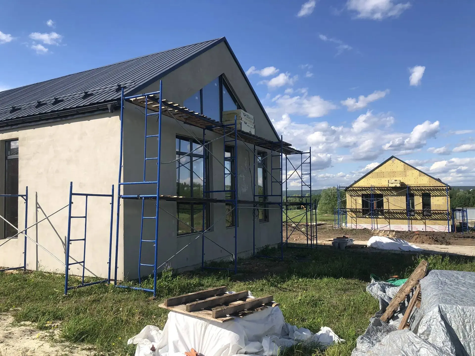 Новости со стройки! На объекте утепляют фасад и готовят площадку к чистовой отделке: проверяют и выр