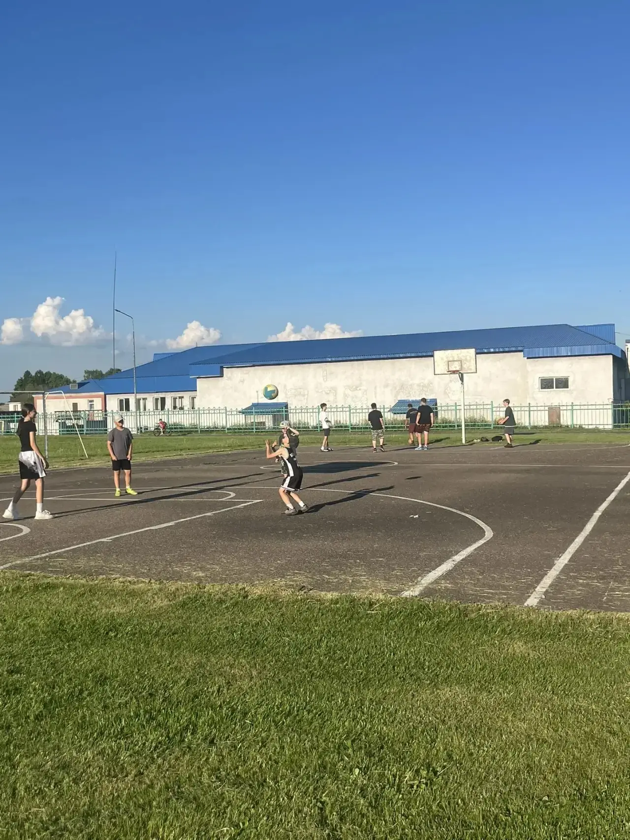 📌 Вечерняя спортивная площадка ждет ребят каждый понедельник, среду и пятницу с 19.00 до 21.00 на т