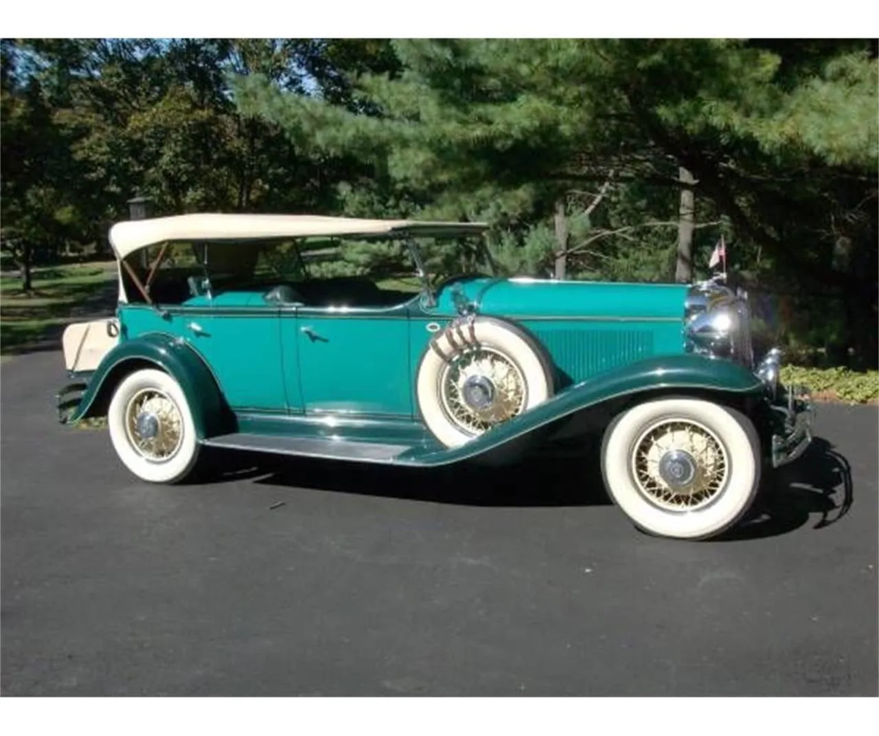 Chrysler Imperial 1931 года. На этой модели было установлено аж два лобовых стёклах. Одно для водите
