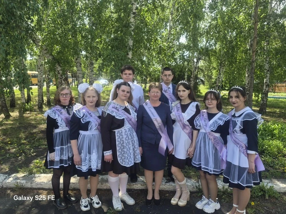 Сегодня в нашей школе торжественно отметили праздник последнего звонка. Торжественная линейка собрал
