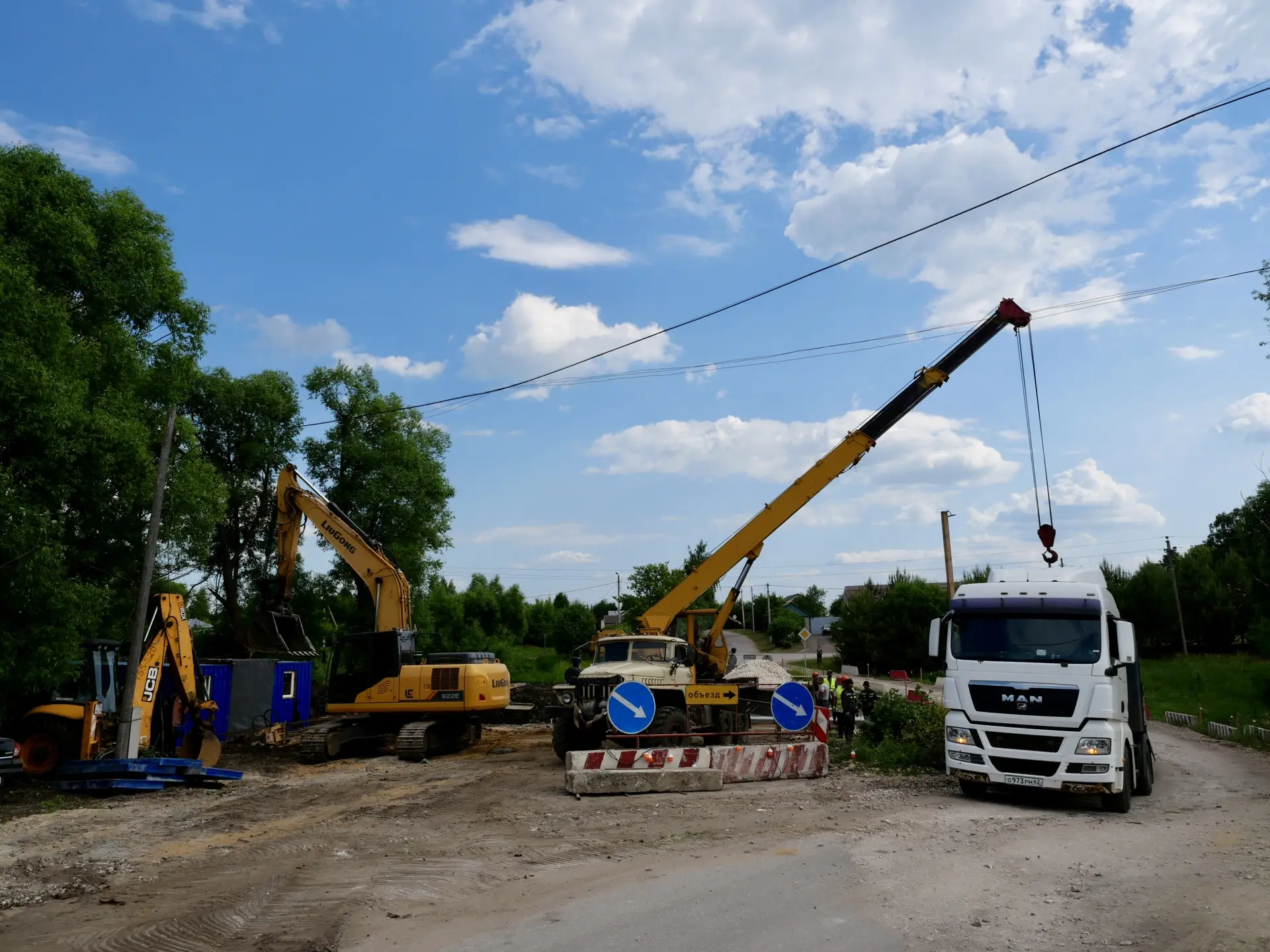В Захаровском округе ремонтируют мост через ручей на автомобильной дороге Захарово-Байдики. 

Работы