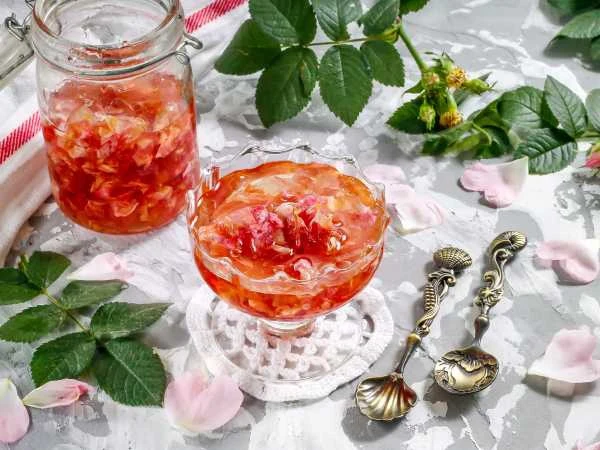 ВАРЕНЬЕ ИЗ ЛЕПЕСТКОВ ШИПОВНИКА

Ингредиенты
Лепестки шиповника — 35–40 г
Сахар — 160 г
Вода — 100 мл