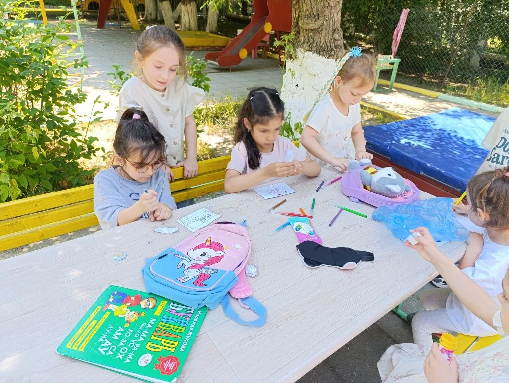 Летние прогулки в детском саду очень важны для детей! ☀️ На свежем воздухе малыши дышат чистым возду