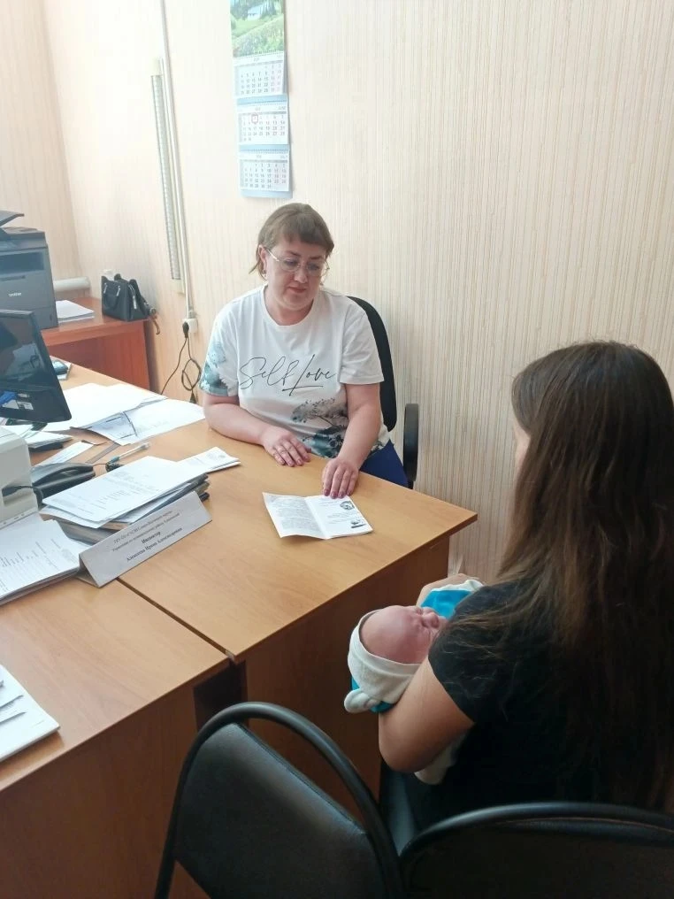 Инспектора Управления по м. р Клявлинский при личном приеме  беременных женщин, молодых мам, проводя