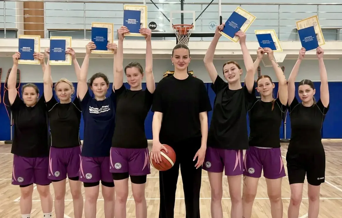 Продолжаем рассказывать про наших выпускников!

🏀Команда девушек 2007 г.р. отделения баскетбола за 