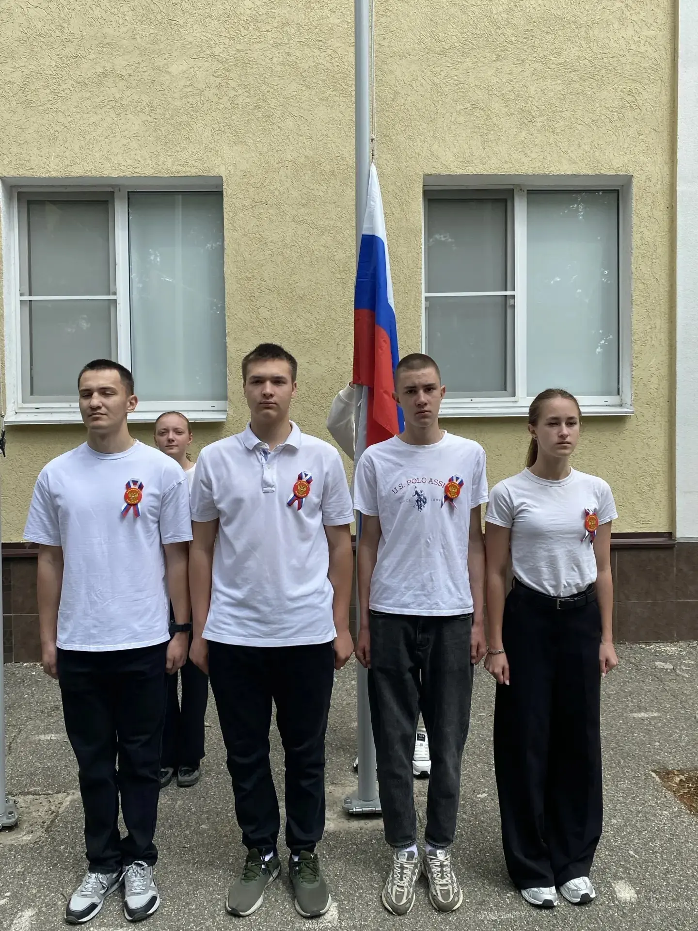 Сегодня день в пришкольном лагере начался с линейки, посвященной Дню России и церемонии подъёма Флаг