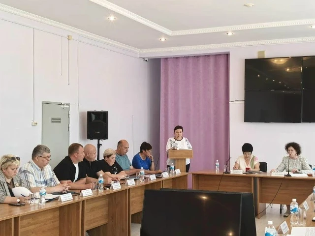 Сегодня приняла участие в очередной сессии Совета депутатов округа. На повестке - три вопроса. Все о