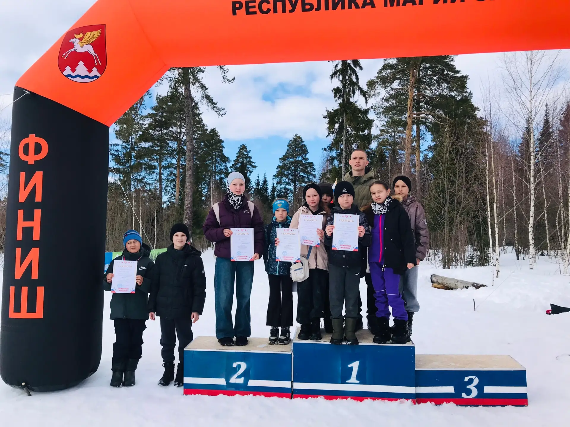 21 марта в п. Куженер состоялось  закрытие зимнего сезона по лыжным гонкам. Спортсмены   школы приня