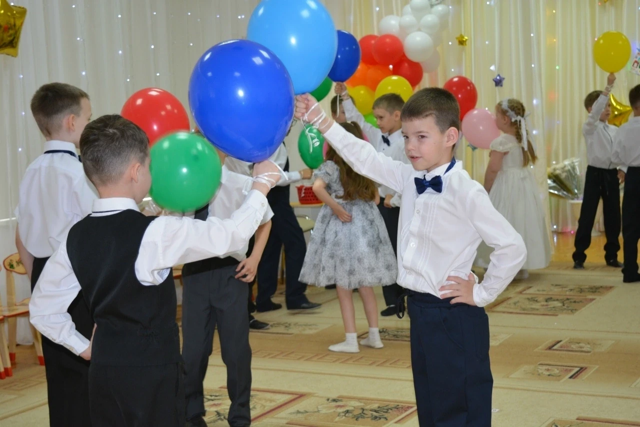 🌼 Садик, ты был нам как дом,
❤️ Тепло, дружба — всё при нём.
👧👦 Теперь портфель берём с собой,
📖