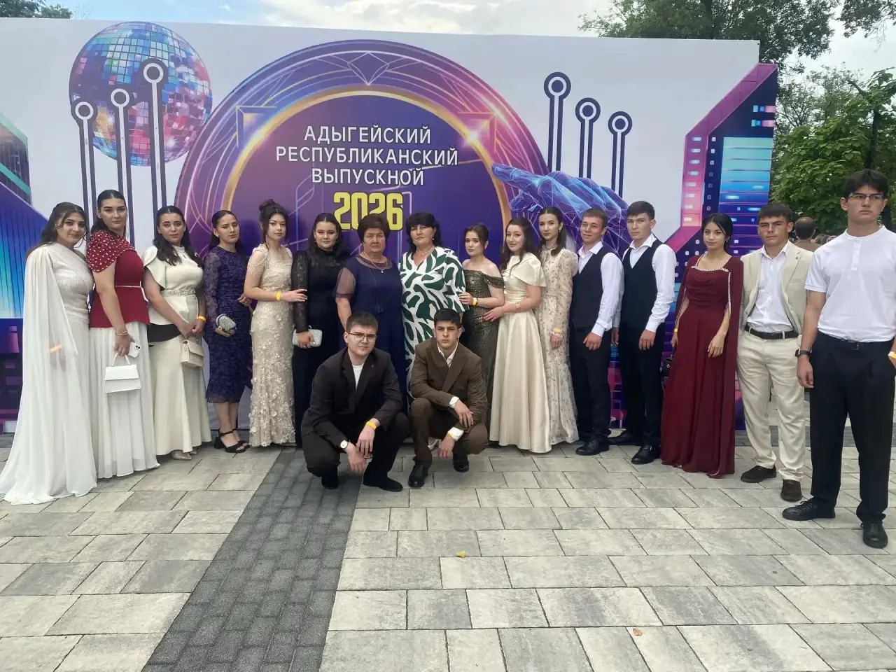 Позади — экзамены, волнение и бессонные ночи. Впереди — целая жизнь.

Республиканская площадь вновь 