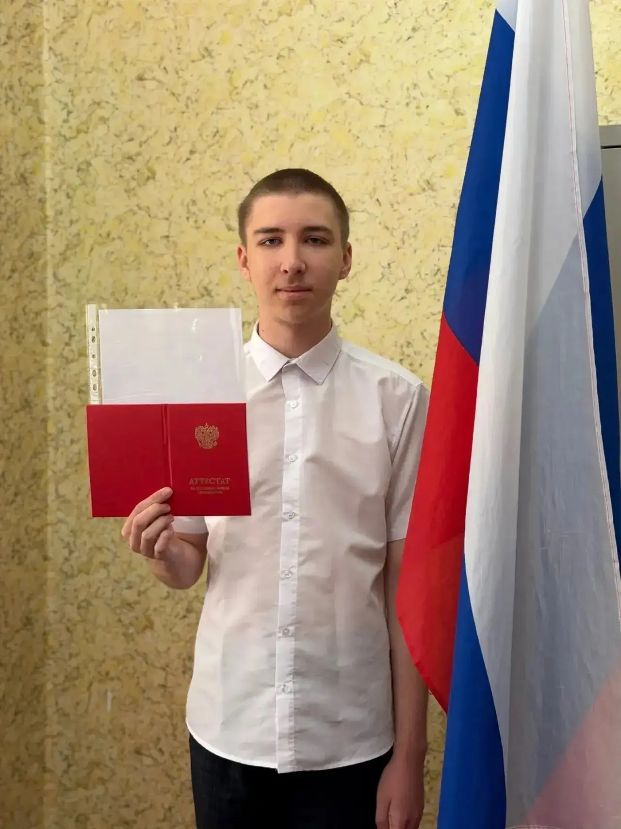Сегодня волнительный и радостный день для наших выпускников! В  школе прошла торжественная церемония