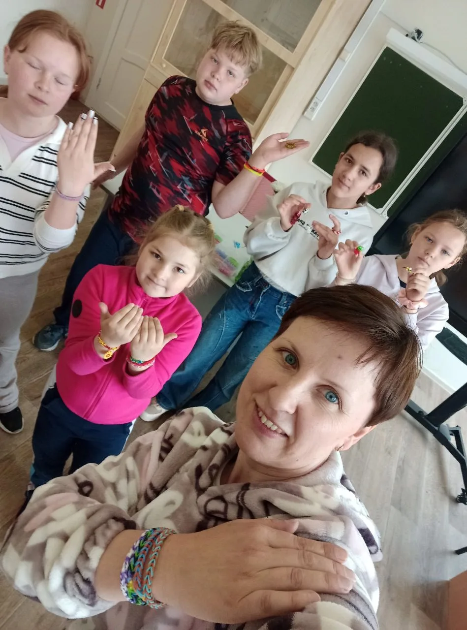 Что мы делали сегодня? 
В нашем школьном лагере? 

😊 Плели из резиночек 🙌🏻
😊 Садили деревья у шк