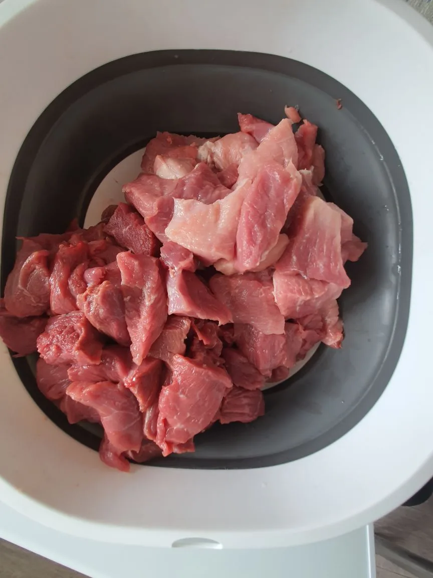 Очередная партия свежего мяса уже обработана и готовится  нежнейший фарш. 🍖

Мы верим, что качестве