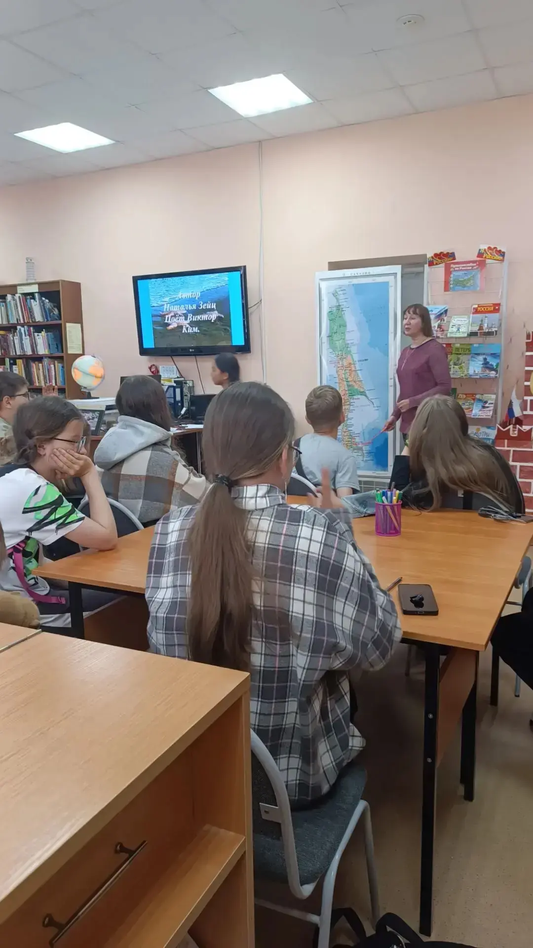 Ребята из пришкольного лагеря «Затейники» при детской школе искусств побывали в библиотеке, где прин