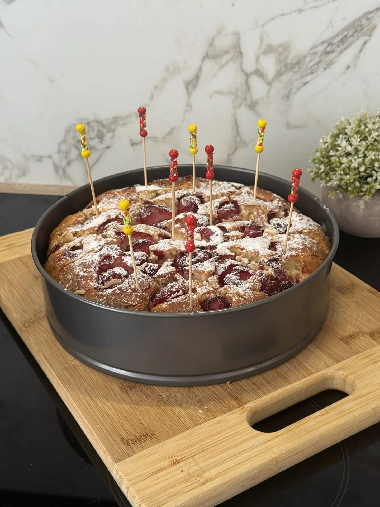 Если вы пропустили рецепт пирога с клубникой, который готовится очень просто, то я вам напомню ссылк