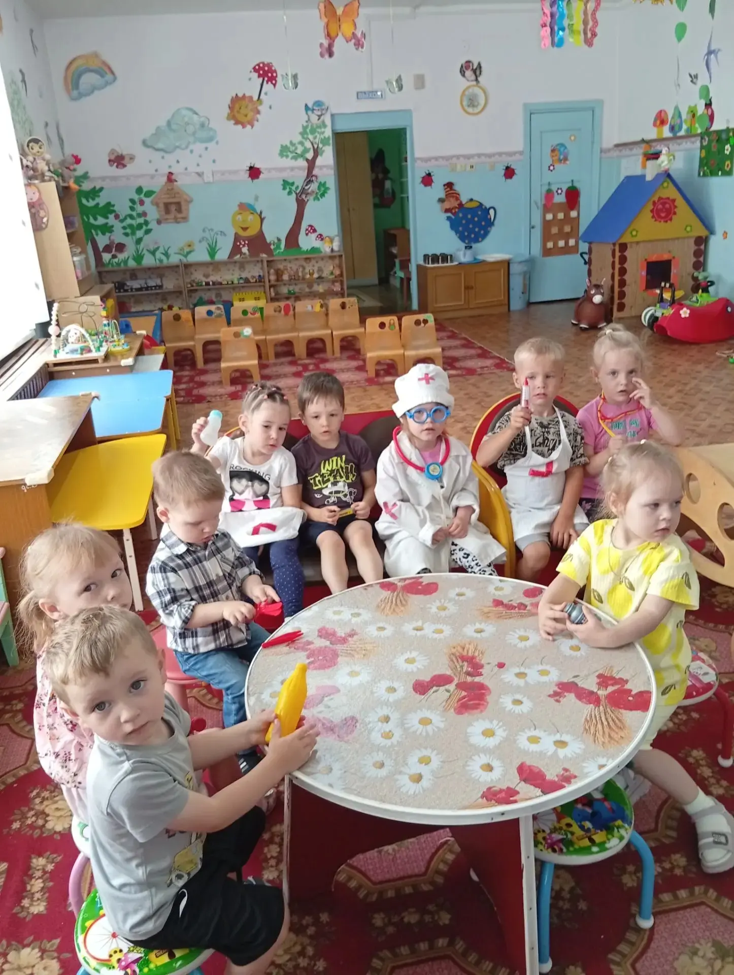 Сегодня в нашей младшей группе царила настоящая медперсональная атмосфера! Маленькие " доктора " с б