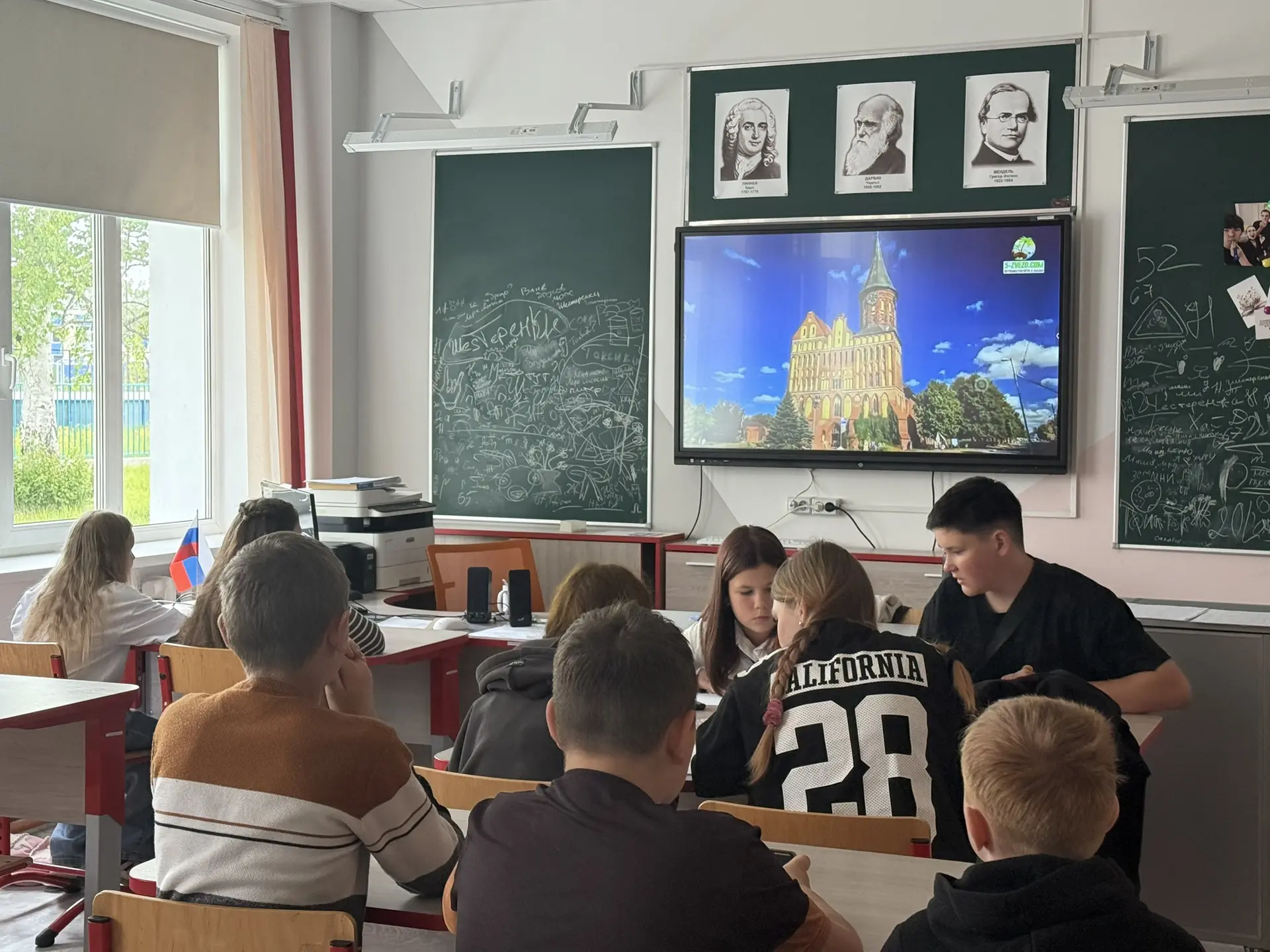 В преддверии Дня России мы посвятили сегодняшний день любимой стране! 🪆

В первой половине дня вспо
