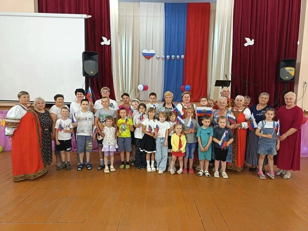 В Доме Культуры села Николевка прошло торжественное мероприятие, посвященное Дню России, под названи