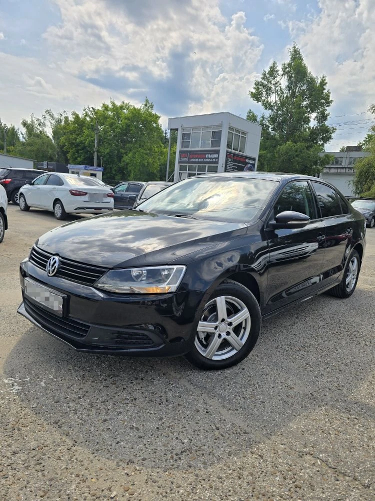 Volkswagen Jetta 2013г
✅️ Зелёная Автотека 
✅️ В заводском окрасе 
✅️ Оригинальный пробег 
1.6л, На 