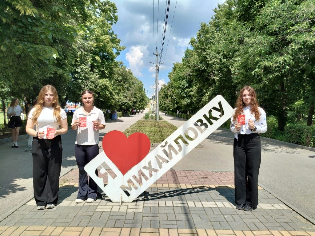 🇷🇺 Сегодня, в День России, состоялось самое патриотичное вручение паспортов гражданам Российской Ф