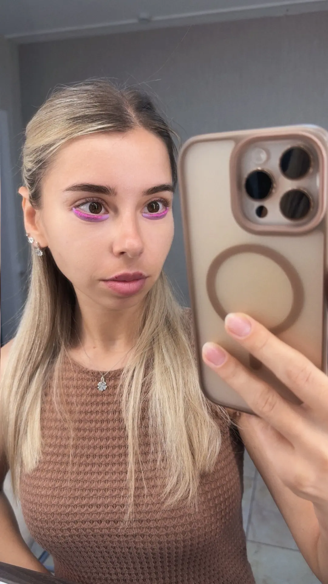 Что-то инопланетное 🤣
Решила попробовать заламить нижние ресницы, они оказались у меня жёстче чем в