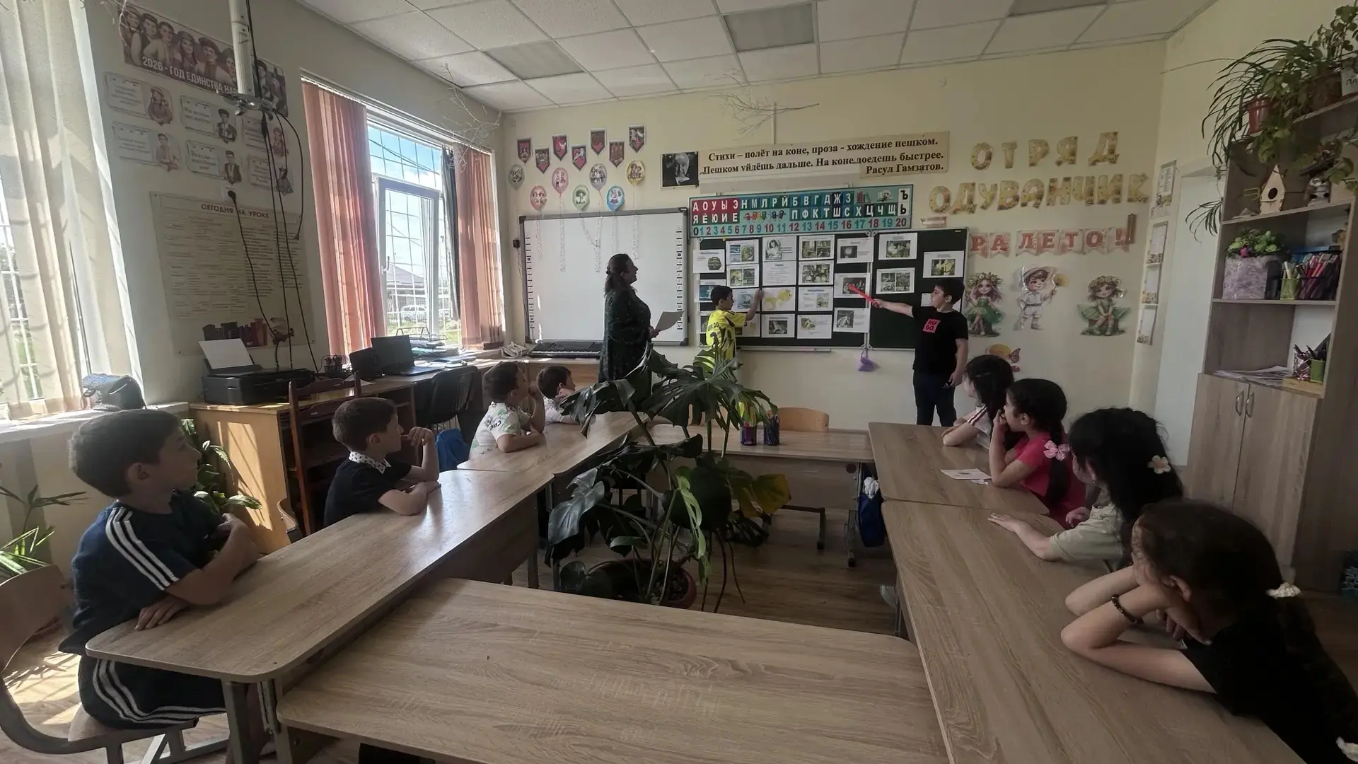 06.06.2026 г.
ЛУКОМОРЬЕ — НАША ТЕРРИТОРИЯ 🌳📖

В лагере «Сказка» даже русский язык стал приключение
