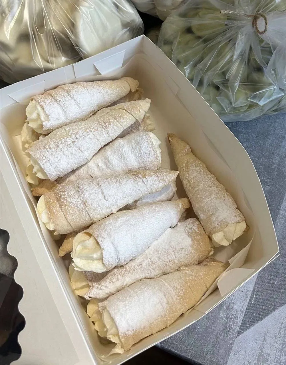 А еще, мне кажется, вы забыли, что у нас есть вот такие вкуснючие трубочки слоеные и Мега фантастиче