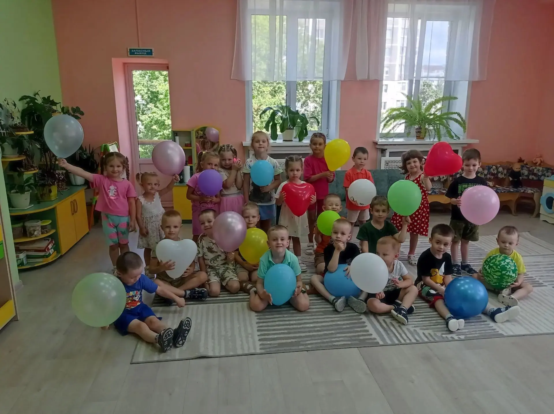 В группе 2 ; 8/12 прошел День воздушных шаров..Ребята соревновались, рисовали шарик ,играли в игры "