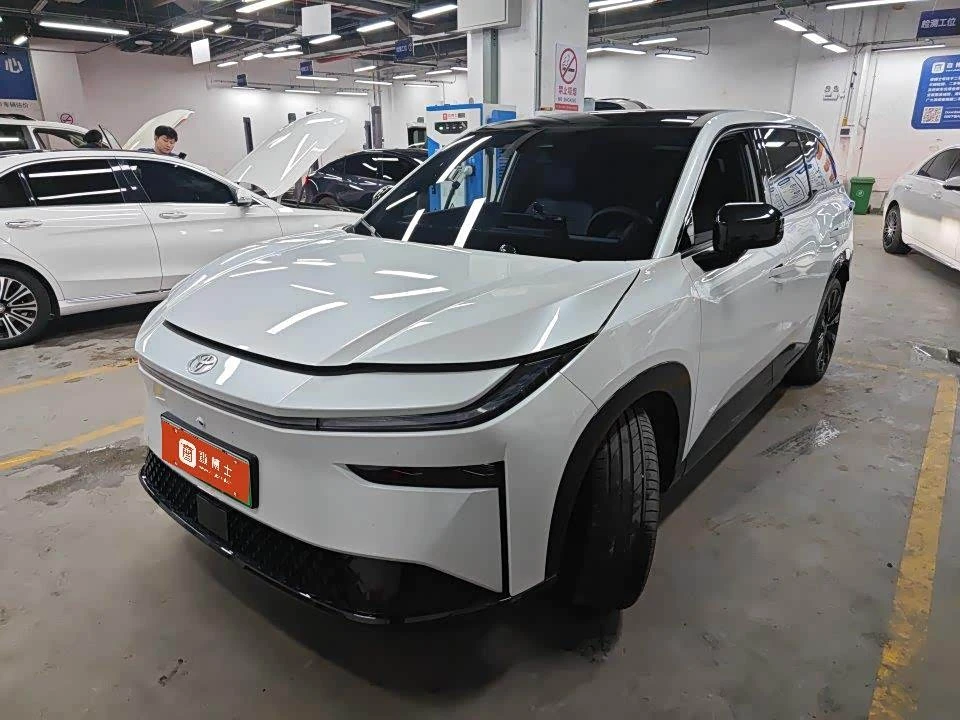 Toyota bZ3X Pro+ 
модель 2025 года
Пробег: 14400 км
Электро 
2WD 
Запас хода 520км.
Цвет: кузов белы