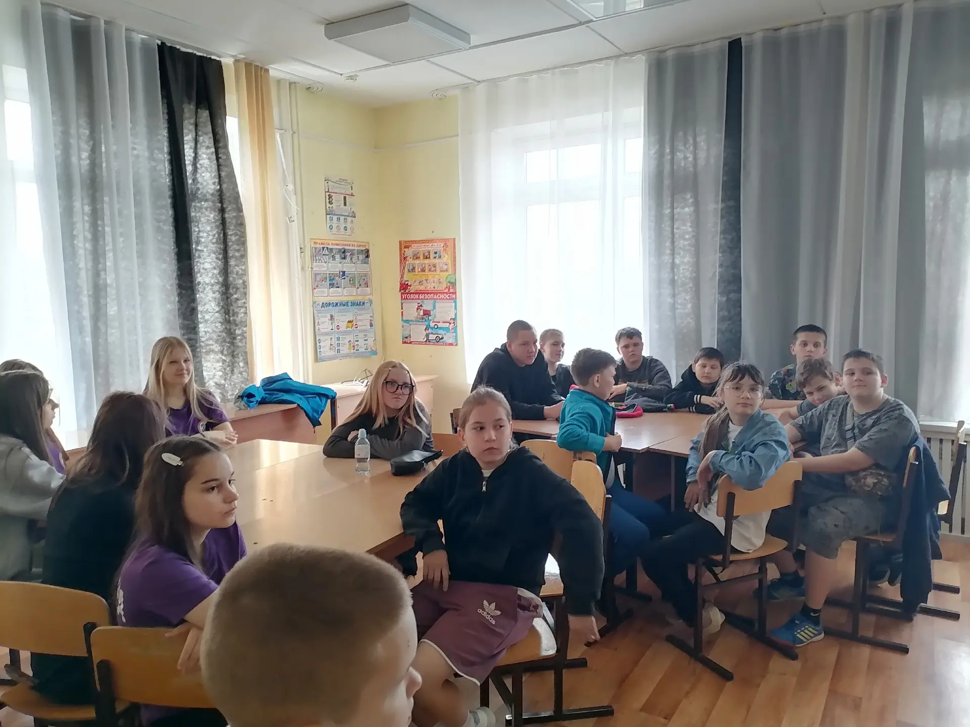 Пусть сегодня солнце светит! 🌞
Пусть все радуются дети! 👭
Всех сердечно мы встречаем! 
Летний лаге