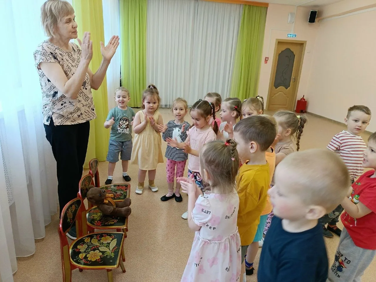 Учебный год позади, а наши дошколята по-прежнему любят петь, танцевать и на музыкальных инструментах
