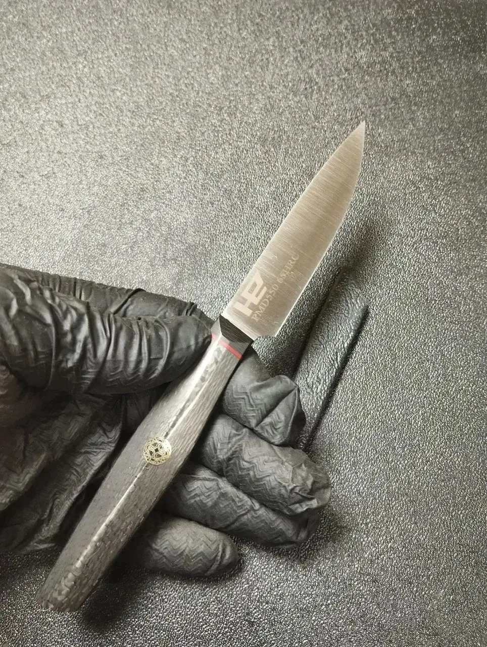 На клинке сталь Pmd550, машинный сатин р320, спуски конвекс, сведён в 0-0.1, твёрдость 65 ед., на ру