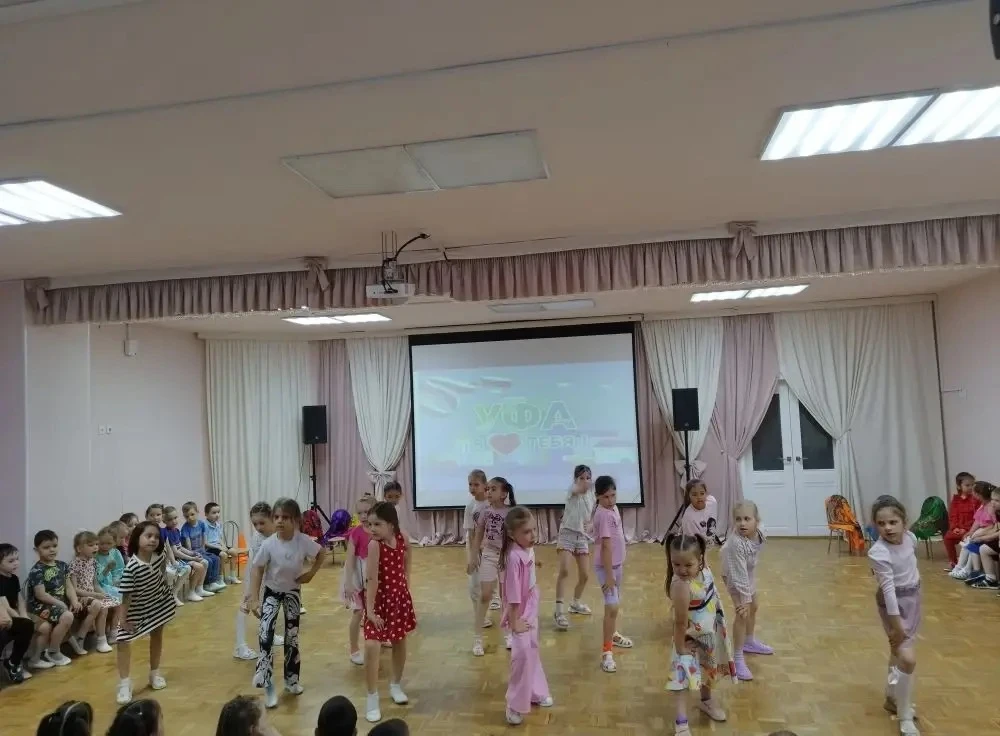 Нам праздники для радости даны,
Мы знаем их немало, самых разных!

12 июня в нашей стране отмечается