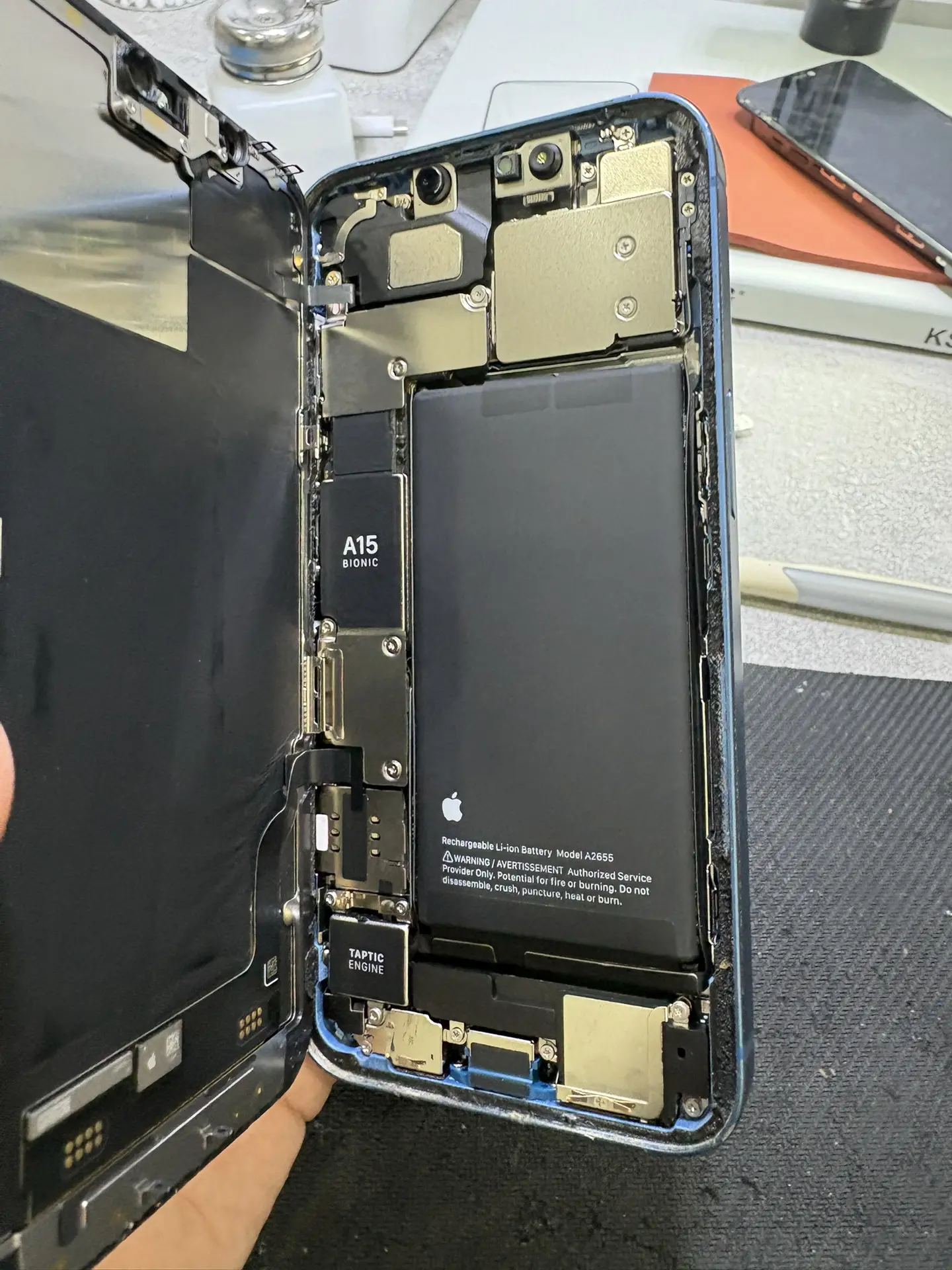Замена вздувшегося аккумулятора на iPhone 13