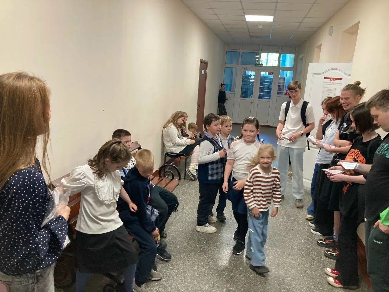 Акция «Самолётик будущего»: первоклассники передали выпускникам частичку своей мечты! 
В нашей школе