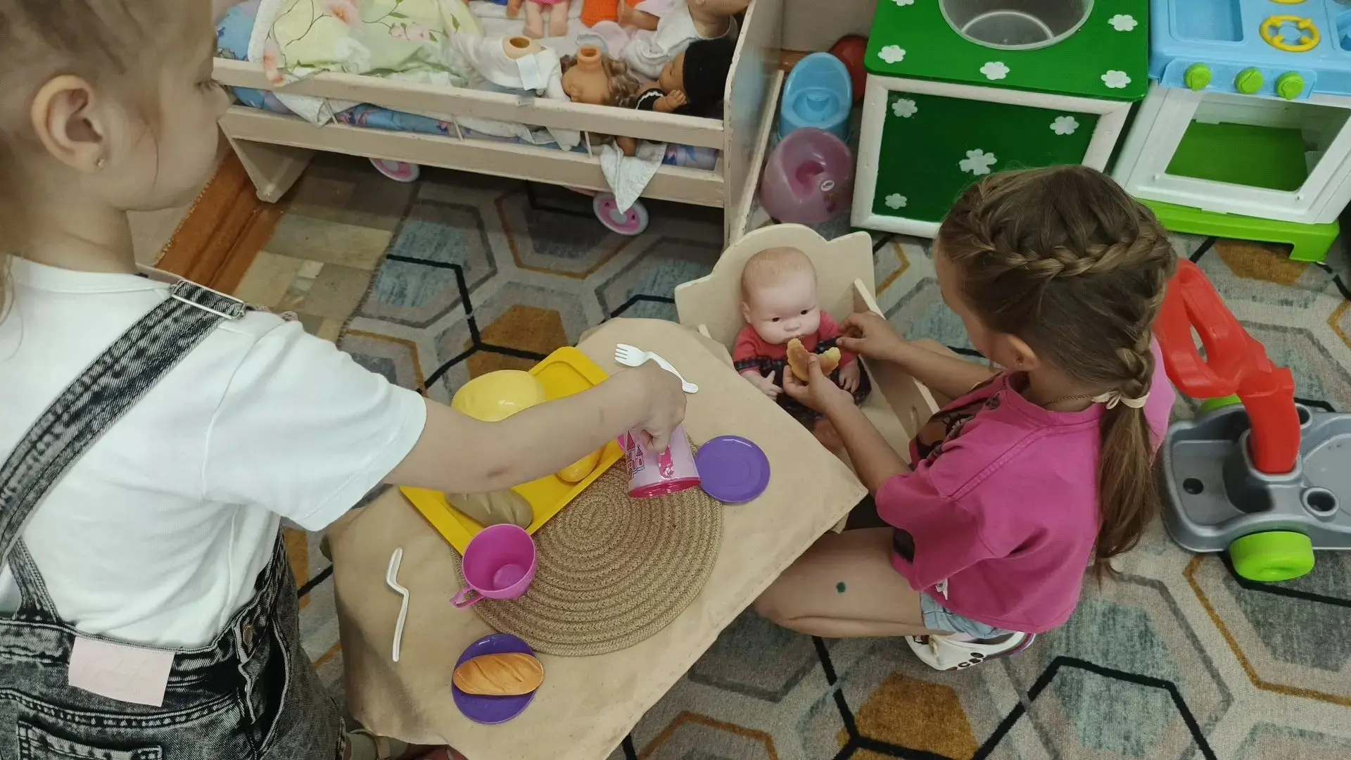 У меня есть семья
Мама,папа,брат и я.
Лучше всех мы живём ,
Песни громко мы поем.