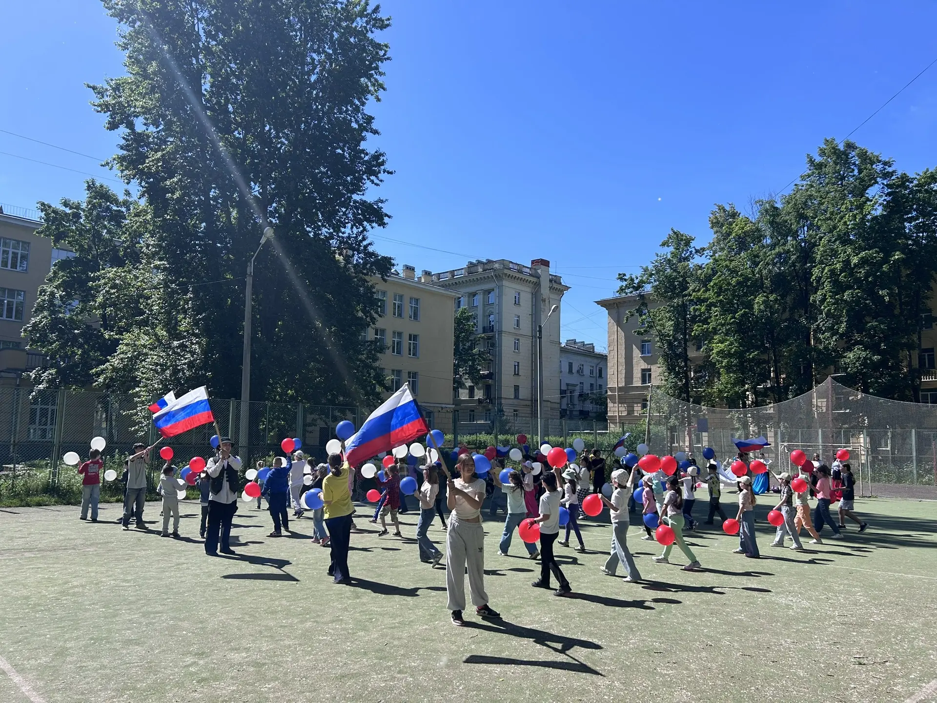 С праздником! С Днём России! 

https://vk.ru/wall-237880583_40