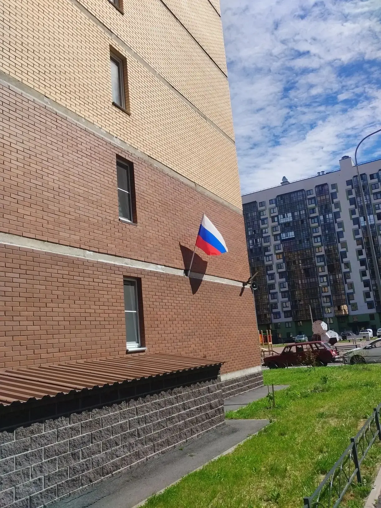🇷🇺В преддверии Дня России сотрудники управляющей компании вывесили флаги на фасадах наших жилых ко