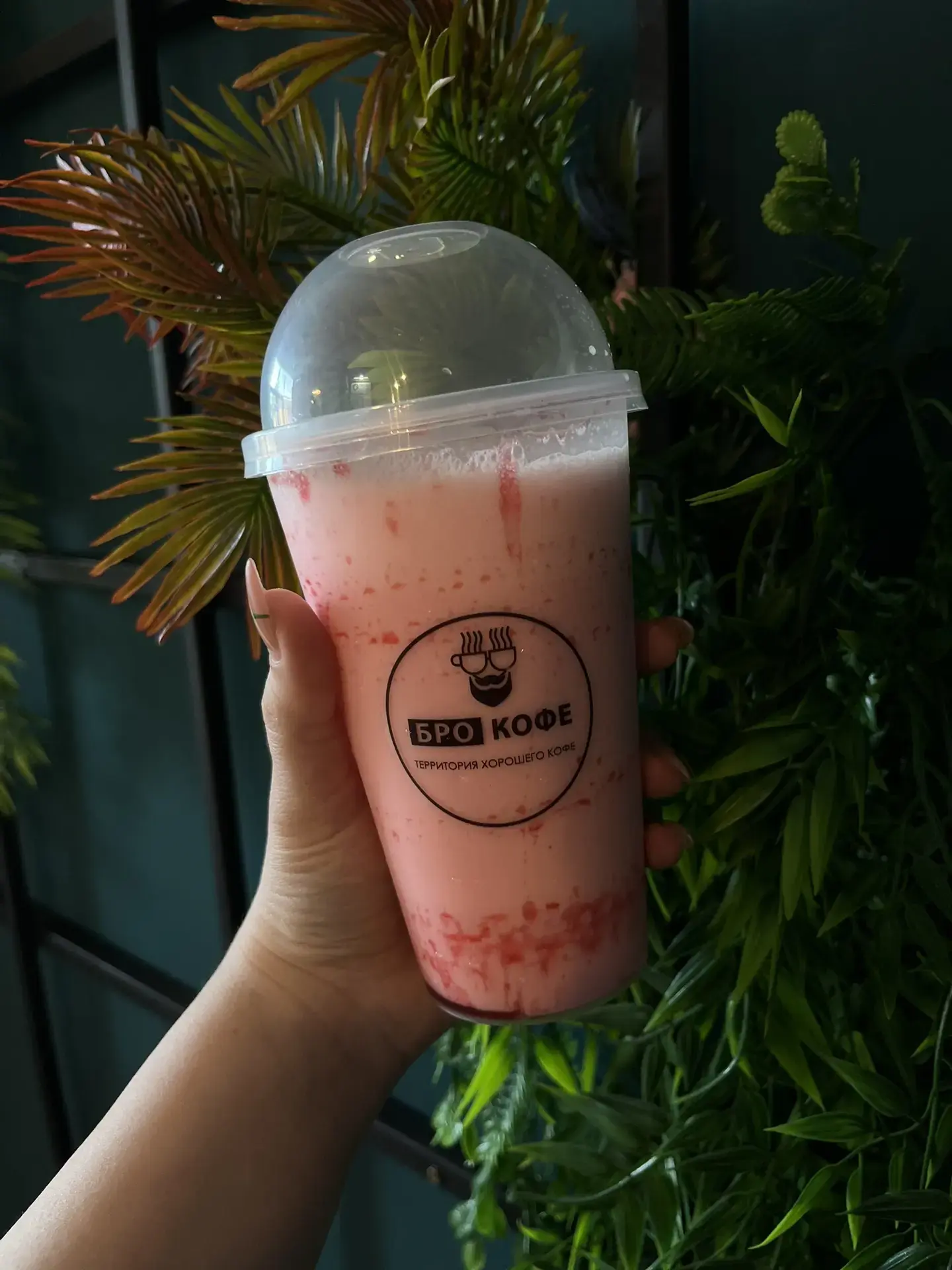 Лето в каждом глотке 🍓🥛
Нежный клубничный молочный коктейль — идеальное сочетание сладости, свежес