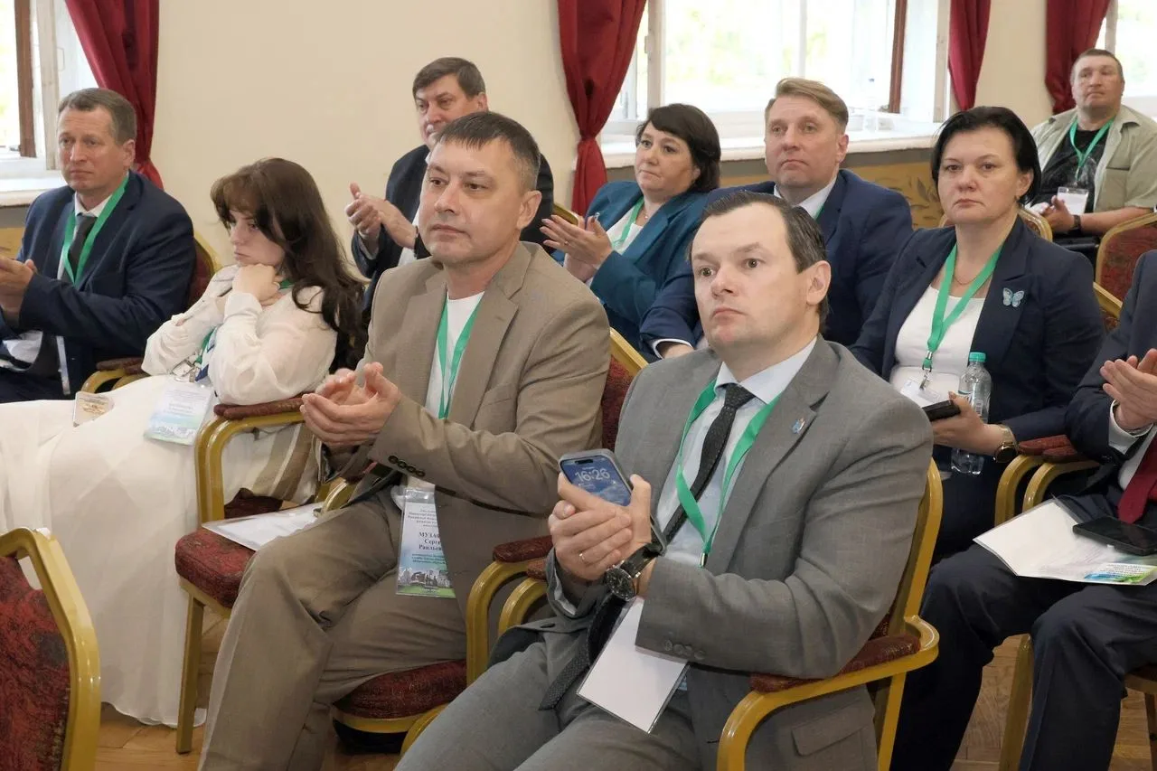 Совещание в Кирове 

Руководитель госветлужбы ЯНАО Евгений Попов принял участие в ежегодном зонально