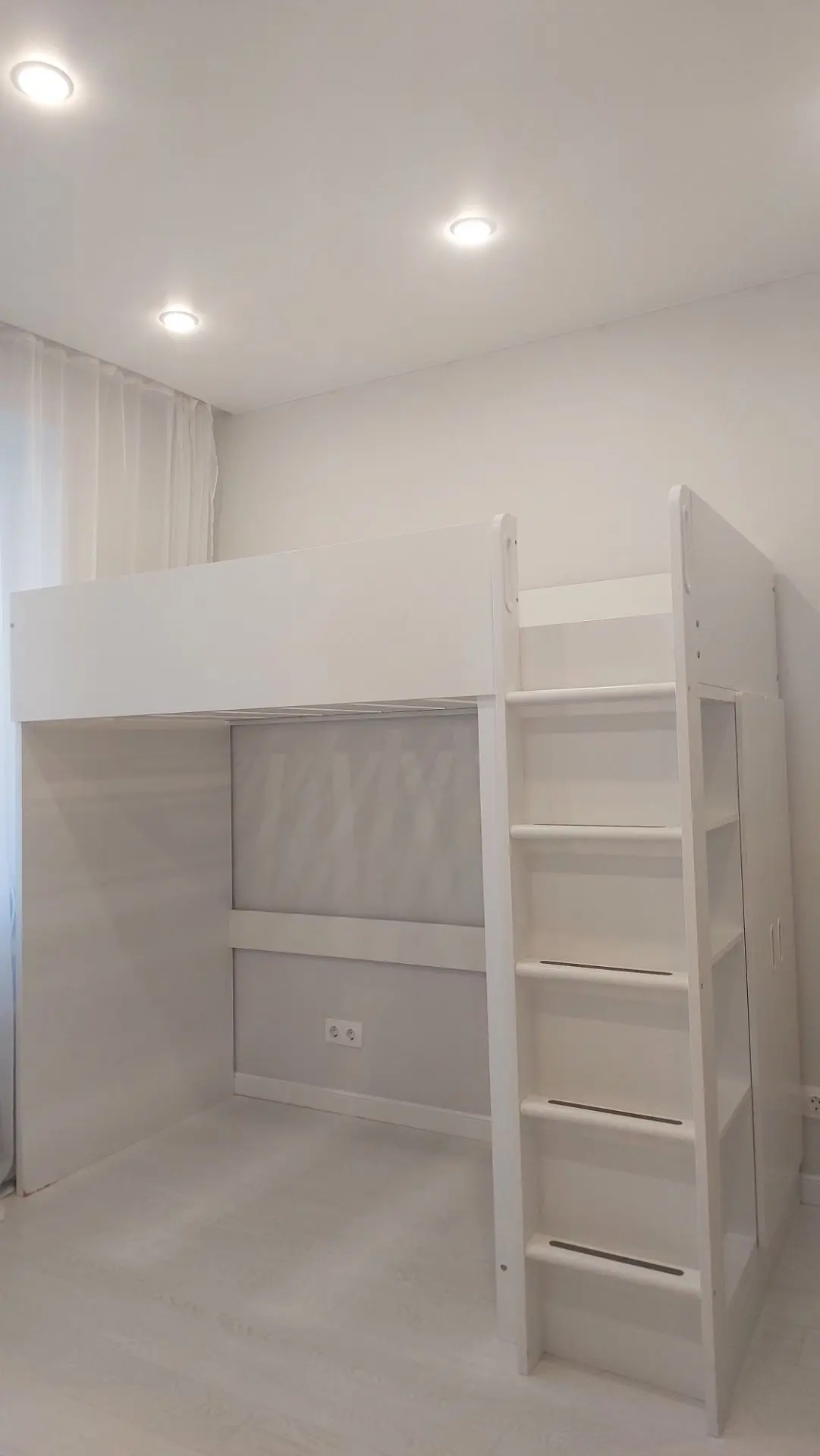 Отдам БЕСПЛАТНО кровать-чердак. Фирма IKEA. Спальное место 90×200. Кровать в хорошем состоянии, имею