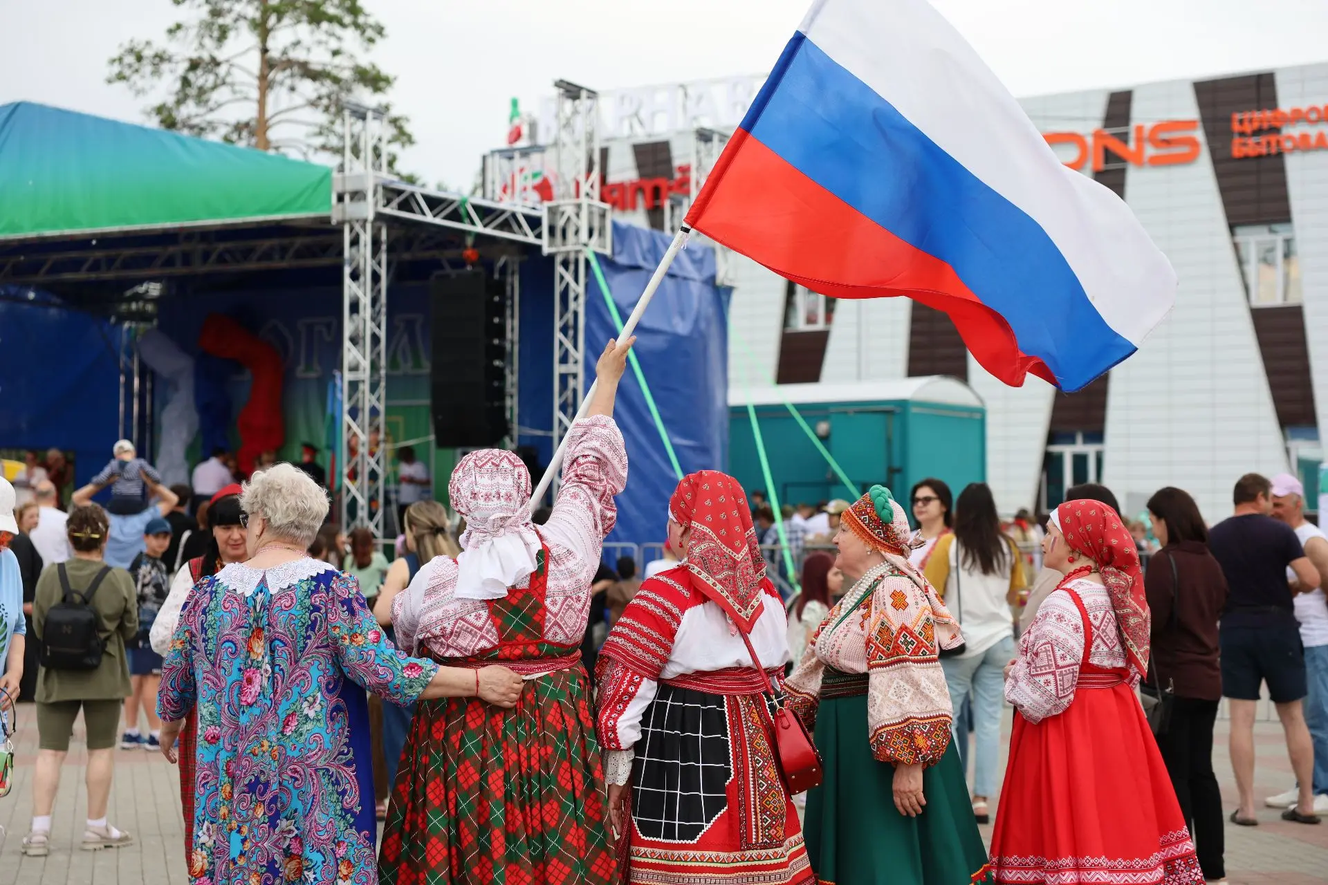 Сегодня 12 июня  на Центральной площади состоялось торжественное мероприятие, посвящённое Дню России
