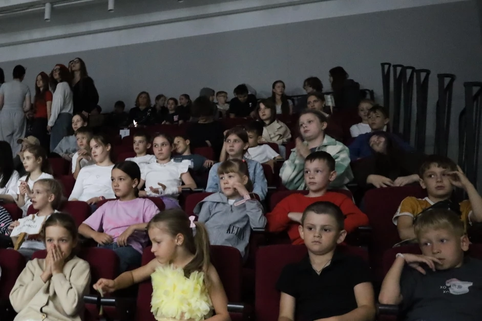 🍿 Дети смотрят кино. В зале темнота, на лицах — любопытство, смех и полная тишина в нужные моменты.