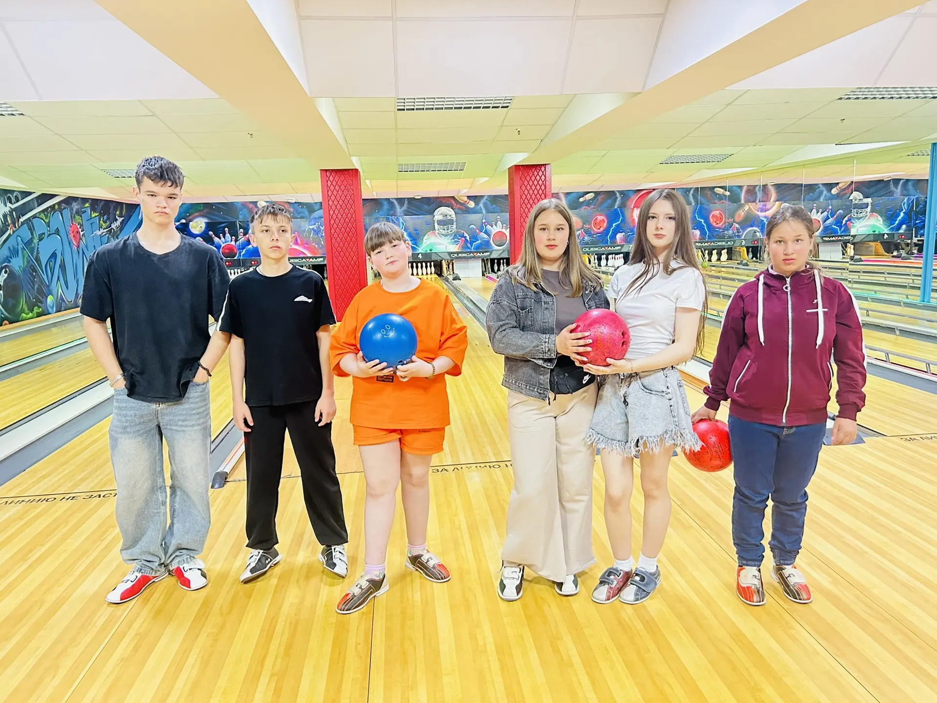 Поездка в боулинг 🎳 стала настоящим праздником для детей! Они с азартом катали шары, радовались каж