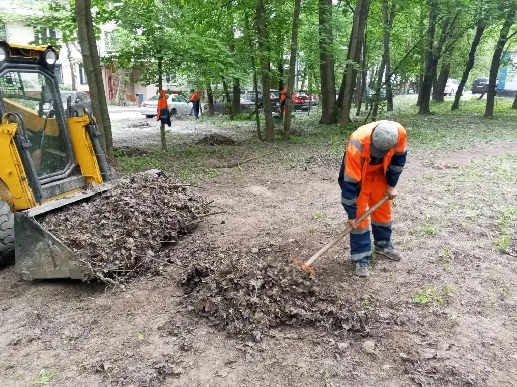 🧹 Порядок в деталях

Сотрудники ГБУ «Жилищник Ивановского района» продолжают ежедневную уборку двор