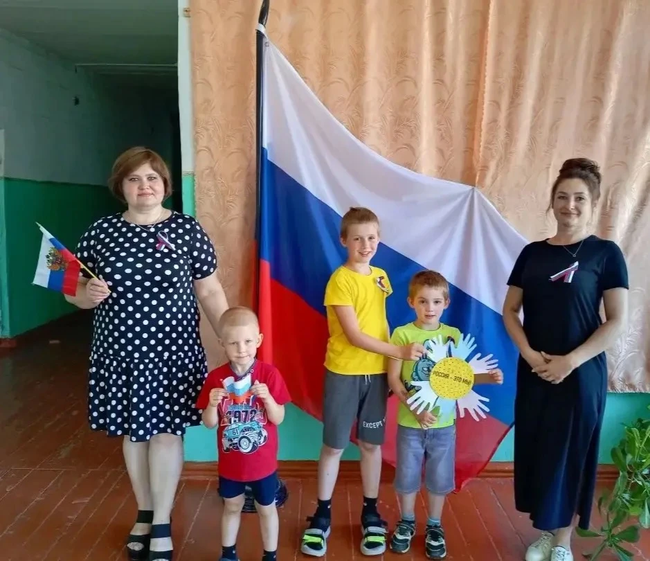 В преддверии Дня России  Периксинская сельская библиотека совместно с МБУ "Сампурский краеведческий 