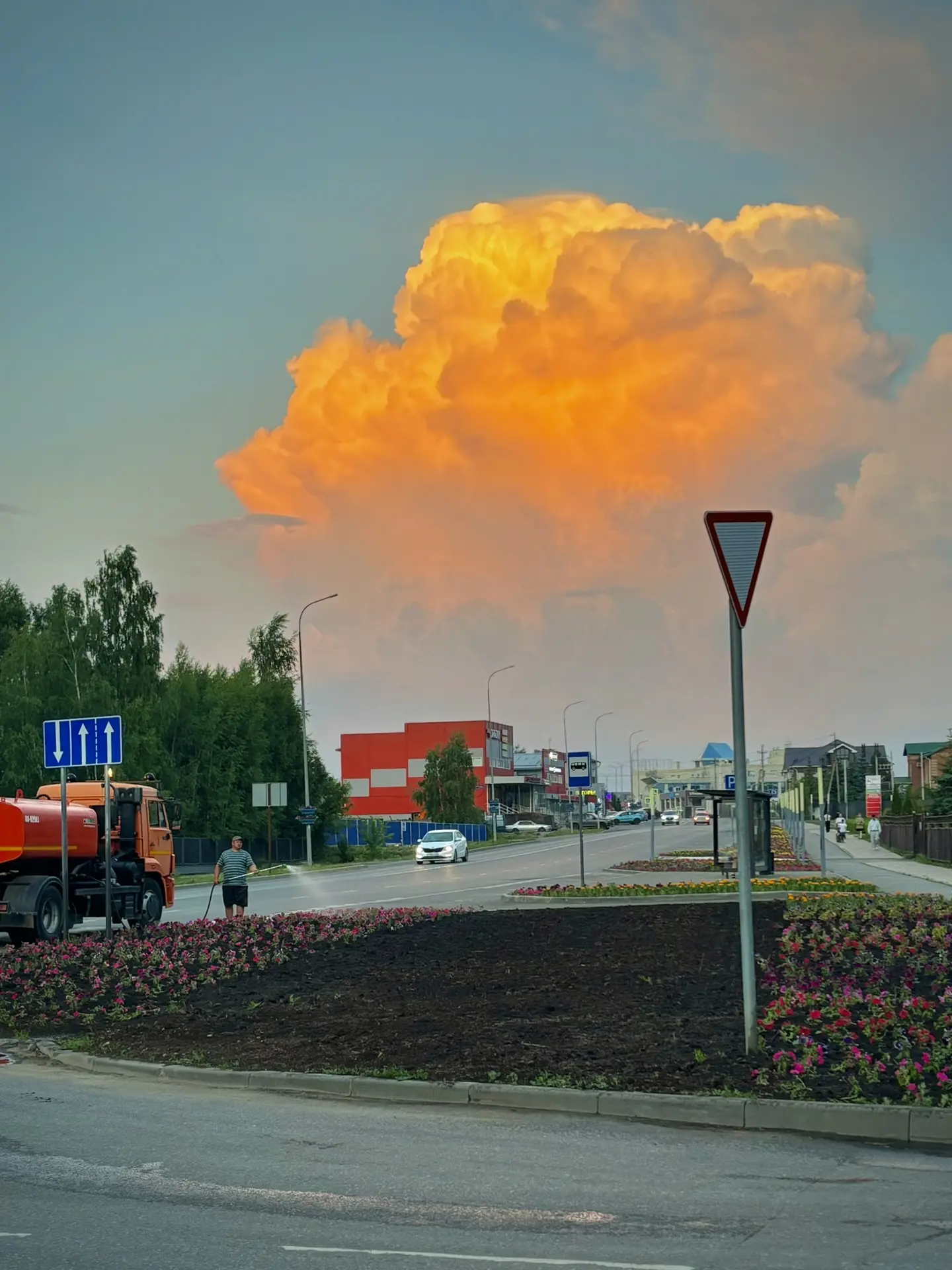 🌿 Ухоженные скверы и аккуратные газоны – это красота, эстетика, безопасность и комфорт жителей в ле